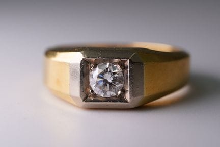 Anello da uomo con diamante solitario. Oro giallo 