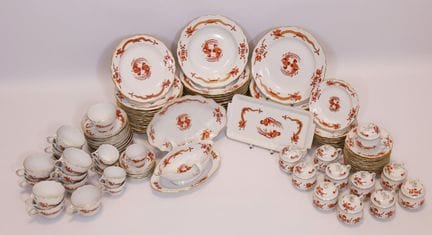 迈森。102件套咖啡及餐具套装。 “富丽红龙”。一级品。瓷器。釉下蓝剑形标志。多色彩绘。金边装饰。图
