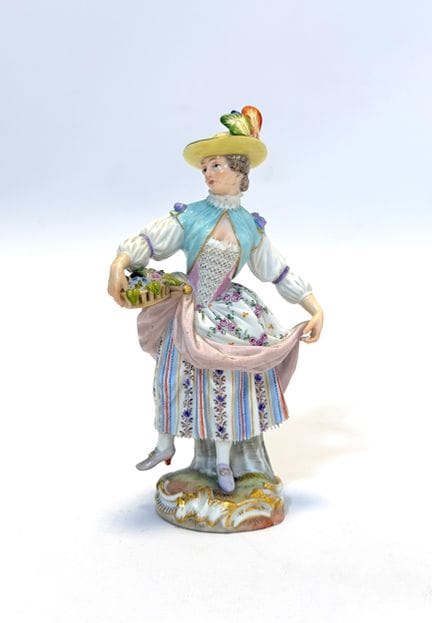 迈森。巴黎叫卖者系列。“手持花篮的女园丁”。Knauf时期。一级品。 高约14.5厘米。瓷器。釉下蓝