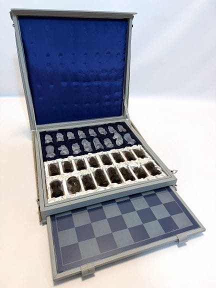Set da scacchi in vetro di Boemia con scacchiera. 