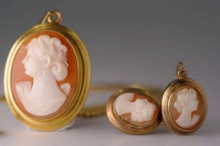 Set di gioielli con cammeo. Oro giallo 333. Peso t