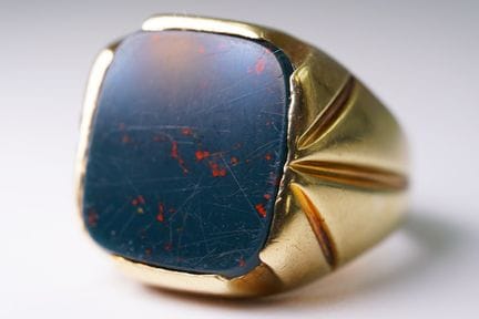 Anello con sigillo. Oro giallo 585 con pietre colo