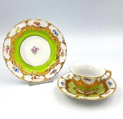 迈森。1套摩卡咖啡套装。金铜色。“散花”图案。一级品。3件迈森瓷器。釉下蓝剑形标志。 套装包含：1只