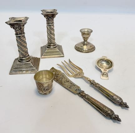 7件套银器套装。800和925纯银。总重量约1,176克（烛台：含底座 / 鱼肉餐具配银柄）。共7件
