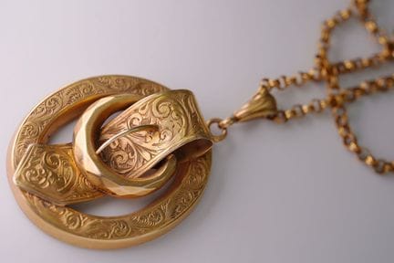 Ciondolo a forma di fibbia da cintura con collana.