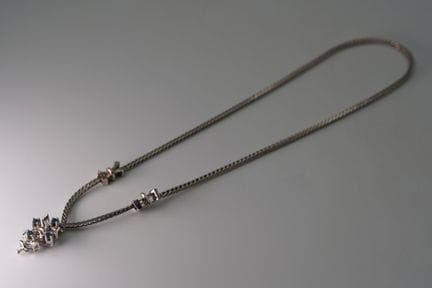 Collana. Oro bianco 585 con pietre colorate blu. P