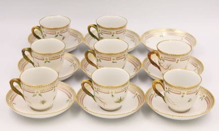 ROYAL COPENHAGEN。8只咖啡杯配9只杯托。“Flora Danica”系列。丹麦产。每