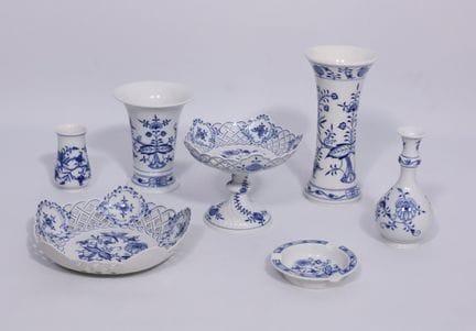 迈森。7件套。 “洋葱纹”图案。一级品。7件。瓷器。釉下蓝剑形标志。钴蓝。 装饰： “洋葱纹”，包括