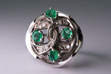 Anello da donna. Oro bianco 585 con pietre colorat