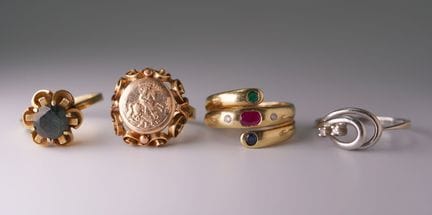 Set di 4 anelli da donna. Oro giallo e bianco 585 