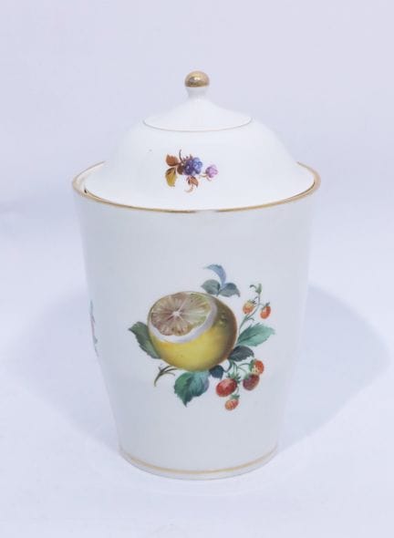 MEISSEN. Jarrón con tapa. Pintura de frutas. Segun