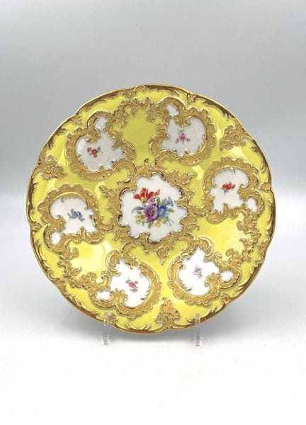 MEISSEN. Rari piatti da cerimonia. Fondo giallo co