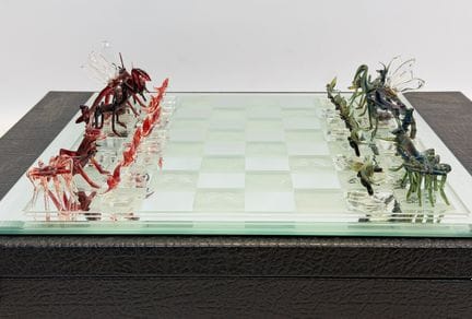Pièces d’échecs. Verre. Insectes. Probablement l’I