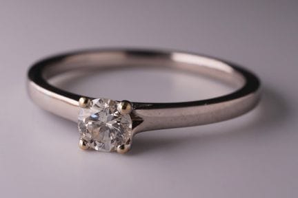 Anello solitario con diamante. Oro bianco 585. Pes