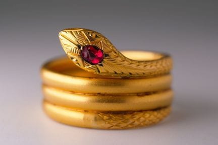 Anello a forma di serpente. Metallo placcato in or