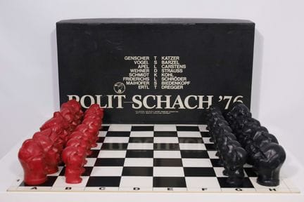 Pedine degli scacchi “Polit-Schach '76”. Plastica.