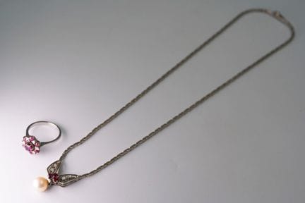Set di gioielli composto da 2 pezzi. Oro bianco 58