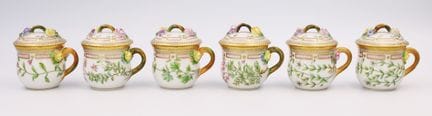 ROYAL COPENHAGEN。6只带盖的奶油/巧克力杯。“Flora Danica”系列。丹麦。