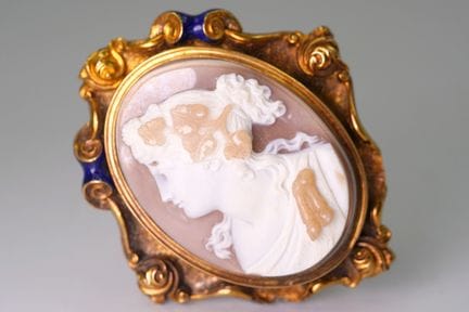 Spilla antica con cammeo. Oro giallo 750 con smalt