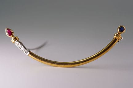 Spilla a bastoncino. Oro giallo e bianco 585 con d