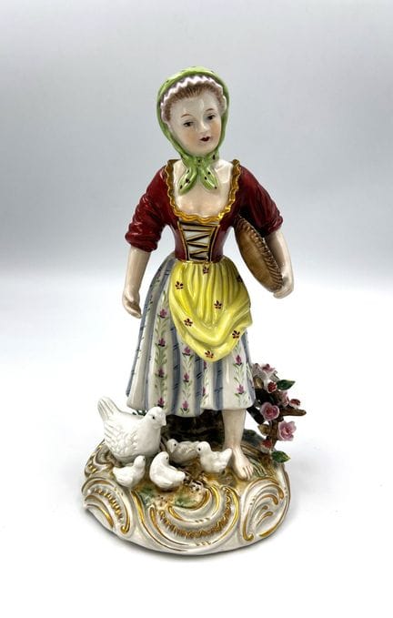 MEISSEN. Gran grupo escultórico. La criada que da 