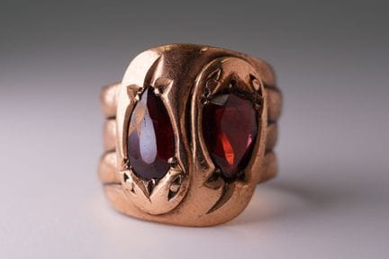 Anello a forma di serpente. Oro rosa 375 con pietr