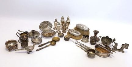 31件银器套装。采用多种合金。多为800纯银。总重约3,117克。31件银器。 套装包含：5个盐罐（