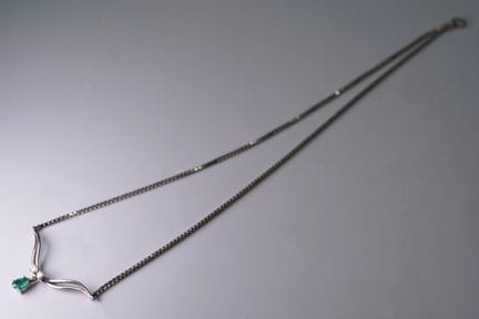 Collana. Oro bianco 750 con diamanti e pietre prez