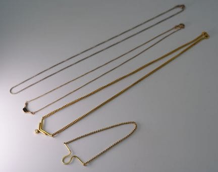 Set composto da 4 pezzi. Gioielli in oro giallo e 