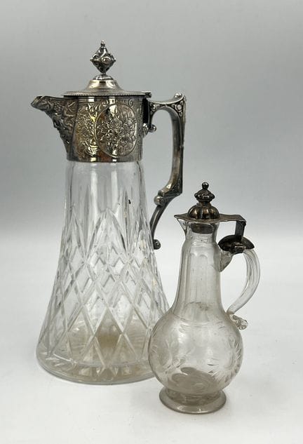 2 caraffe in vetro con montatura in argento. Argen