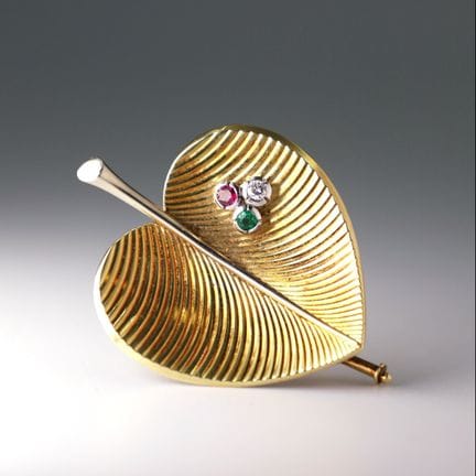 Spilla. Oro giallo 585 con diamanti e pietre color