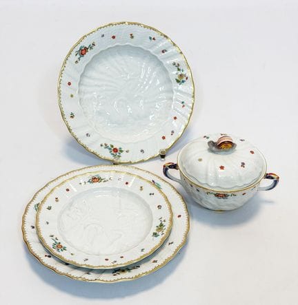 迈森。4件瓷器。“天鹅系列”。“印度花卉图案”。一级品。瓷器。釉下蓝剑形标志。4件套。 套装包括：2