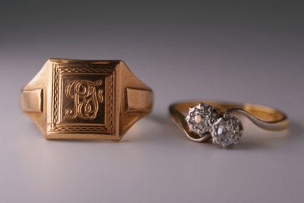 Due anelli da donna. Oro giallo e bianco 750 e 375