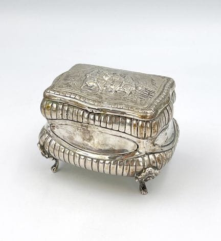 Elegante azucarero. Plata de ley 800. Finales del 