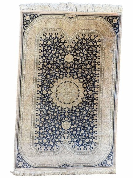 Seta di Ghom. Firmato. Circa 150 cm x 96 cm. Intor