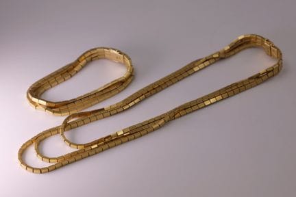 Set di gioielli composto da 2 pezzi. Collana e bra