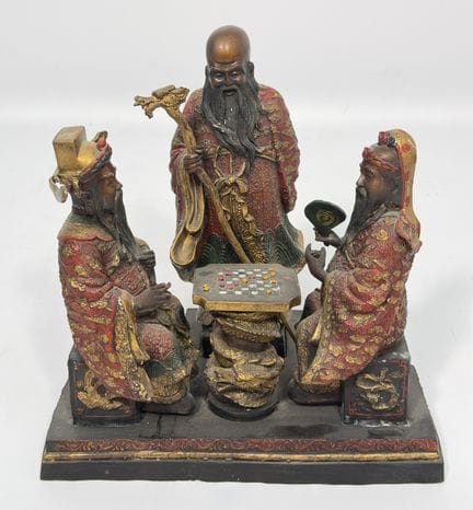 Gruppo scultoreo. Le tre divinità Sanxing intente 