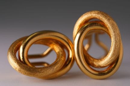 Coppia di orecchini a clip. Oro giallo 750. Peso t