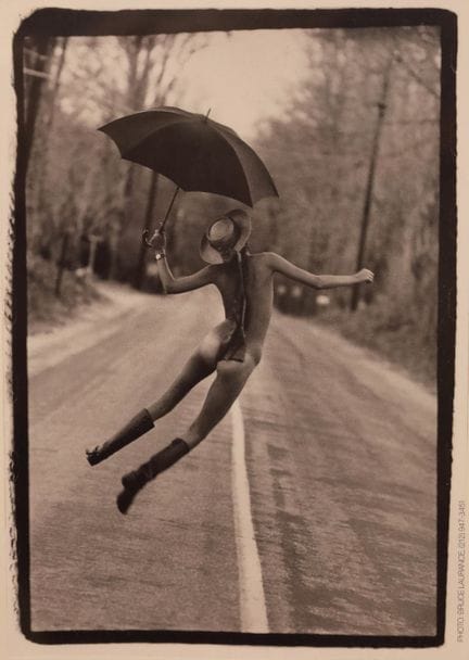 Bruce LAURANCE (XX). Donna che salta con un ombrel