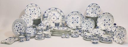 ROYAL COPENHAGEN。90件装咖啡/餐具套装。“Musselmalet”系列。全蕾丝花边