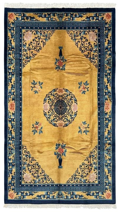 Tapis en porcelaine. Environ 280 cm x 190 cm. Vers