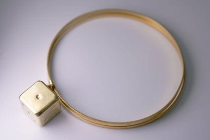 Bracciale con ciondolo a forma di cubo. Oro giallo