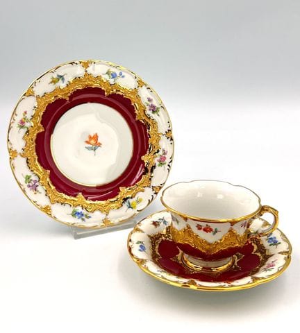 迈森。1套摩卡咖啡套装。金铜色。“散花”图案。一级品。3件迈森瓷器。釉下蓝剑形标志。 套装包含：1只