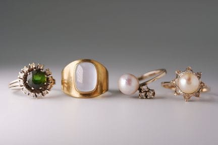 Set di 4 anelli da donna. Oro giallo e bianco 585 