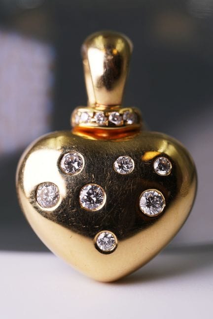 Ciondolo a forma di cuore. Oro giallo 750 con diam