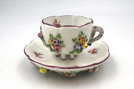 迈森。华丽摩卡杯及杯碟。18世纪。杯身直径约4.5厘米×5.5厘米。杯碟直径约10.5厘米。瓷器。釉