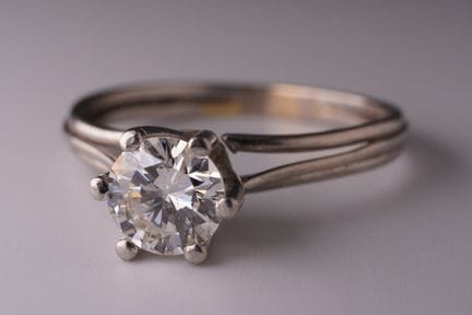 Anello con diamante solitario. Platino. Peso total