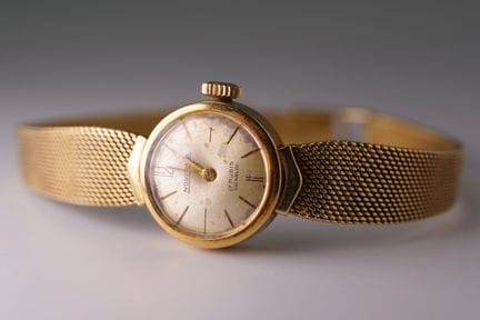 NOSTRANA. Orologio da polso da donna. Oro giallo 5
