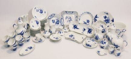 ROYAL COPENHAGEN。70件套咖啡餐具。“蓝色花卉”系列。丹麦。瓷器。釉下蓝厂标/波浪形