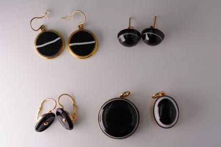 Set di gioielli da lutto composto da 5 pezzi. Oro 